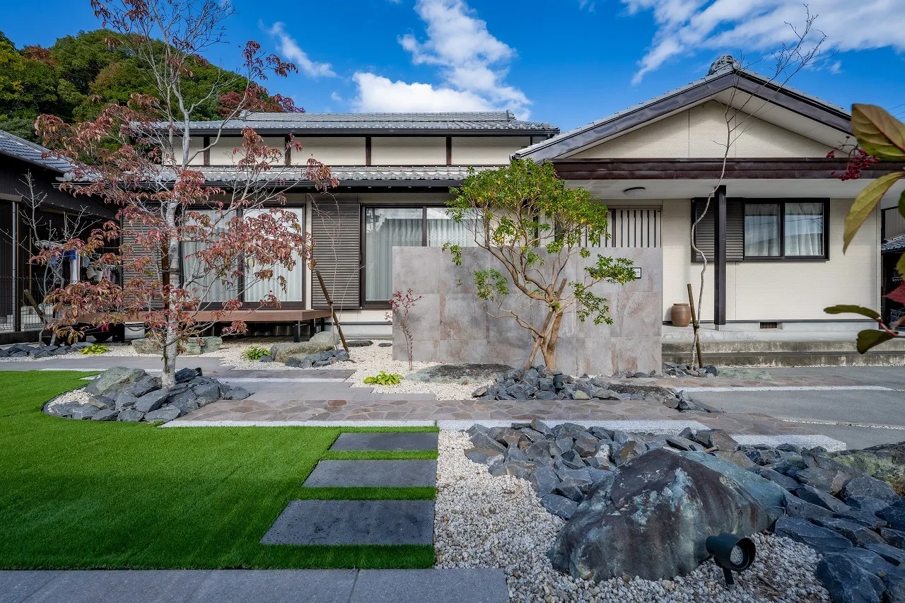 藤枝市 和モダンの構えで、建築を引き立てる庭