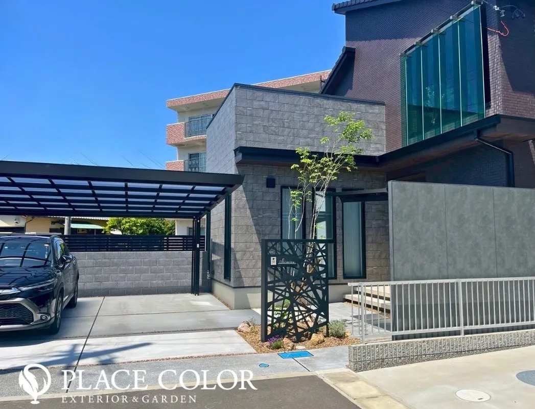 フラット屋根のカーポートと広々とした土間が使いやすい動線を確...